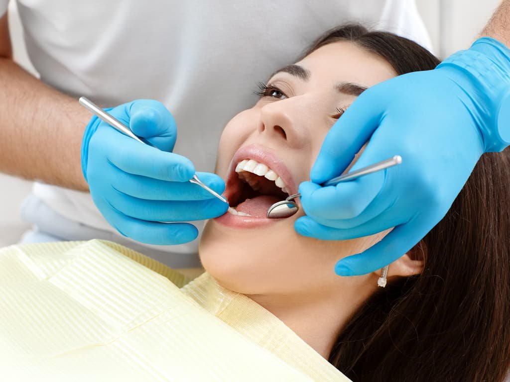 Chirurgie buccale implant dentaire instruments chirurgicaux - Centre Dentaire Benhayoune Tanger