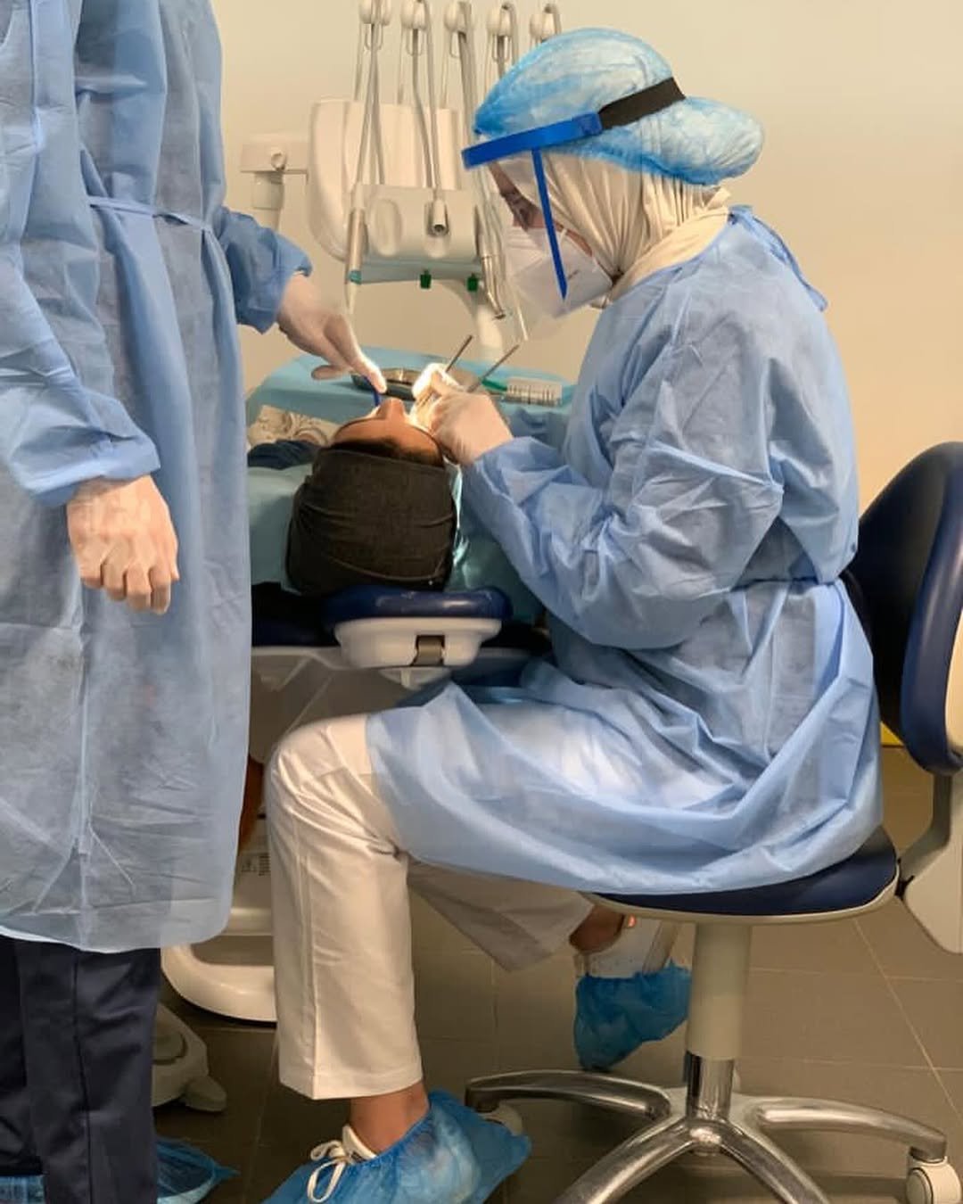 Soin dentaire réalisé en conditions d'asepsie stricte au Centre Dentaire Benhayoune Tanger