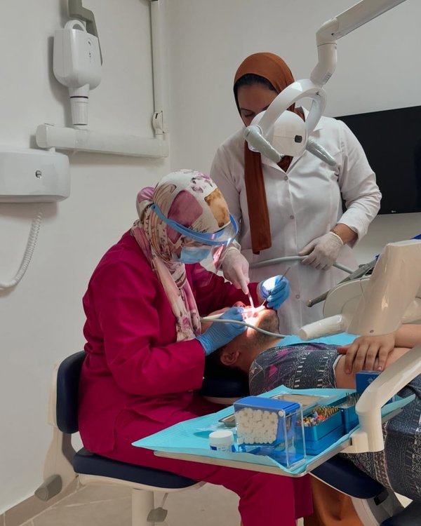 Dr. Aya Benhayoune et son assistante lors d'un soin dentaire au cabinet